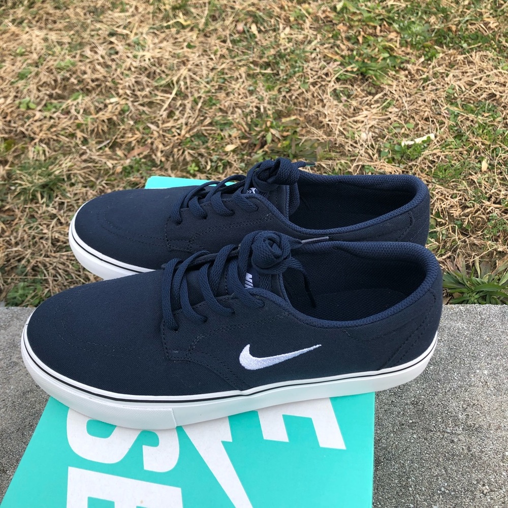 Brand new NBW navy blue Nike SB Clutch (GS) size 7 Y sneakers
